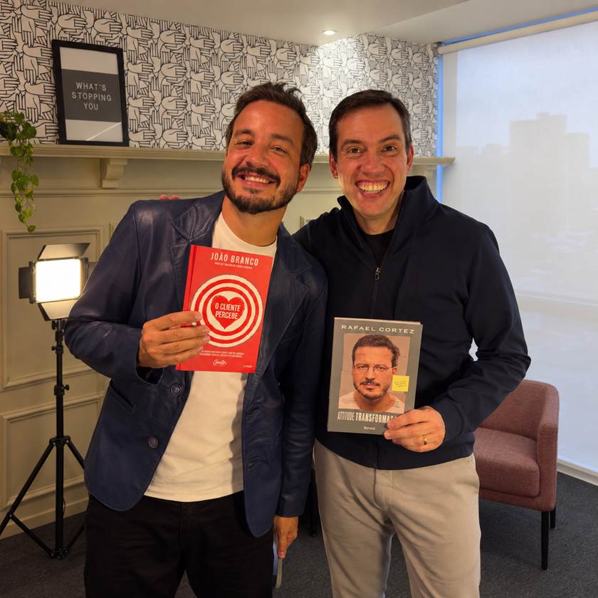 Rafael Cortez e João Branco no estúdio do Divã, cada um segurando o livro do outro
